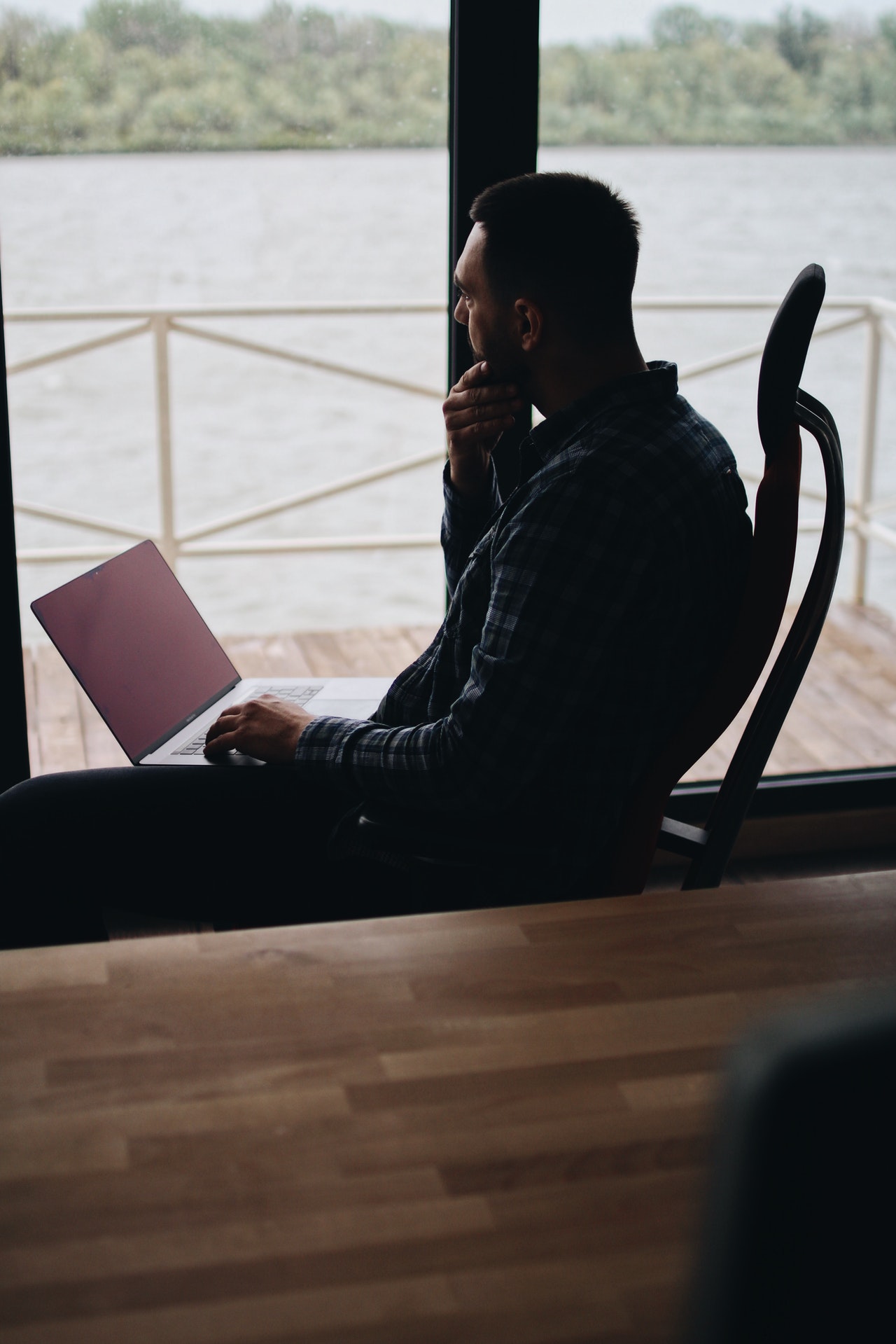 man-sitting-on-chair-2102413